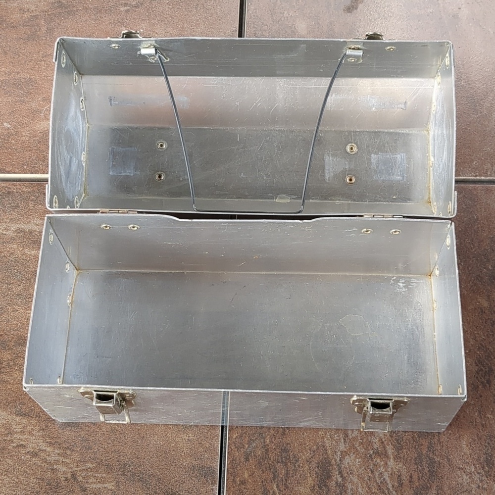 Sudbury Metal Lunchbox with Handle - Picture 7 of 8